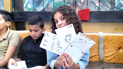 Uma cartão com desenho dos jovens artistas da Fragments Theatre de agradecimento por e-mail