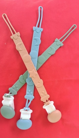 Holds- pacifiers- or objects