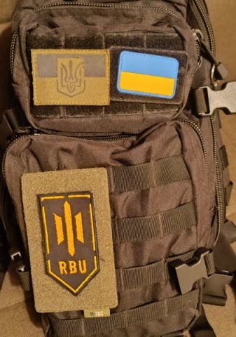 Distintivo dourado da comunidade R.B.U