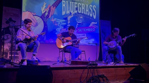 Private concert + 20 CDs + 20 T-shirts