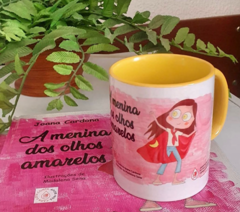 Caneca: A menina dos olhos amarelos
