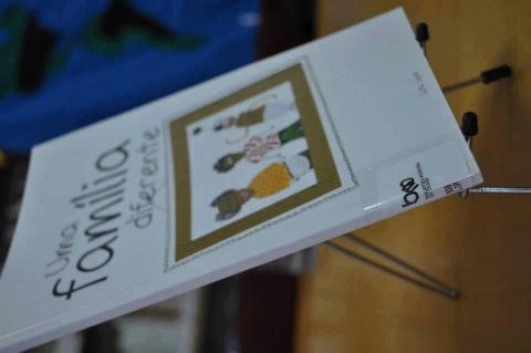 Livro infantil - Uma Família Diferente  + postal criativo pintado a aguarelas