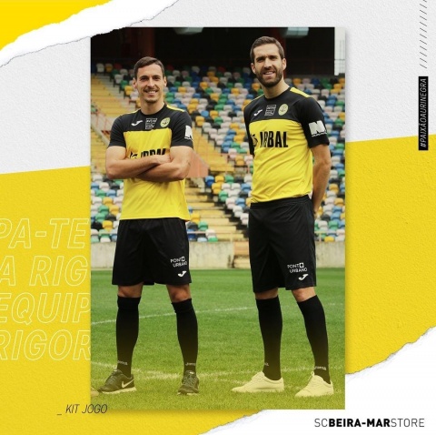 Draw of 1 Autographed Jersey + 4 Game Tickets