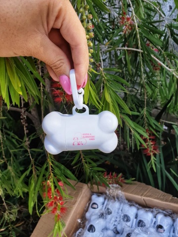 Porta-sacos da Associação Ajuda a Alimentar Cães 