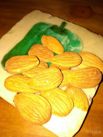 Oferta de amêndoa e uma pequena garrafa de azeite. 