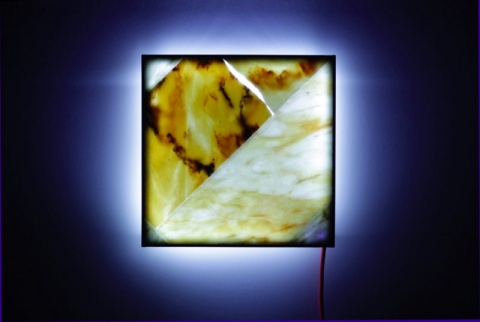 “Tocco” um candeeiro feito com mármore recuperado.