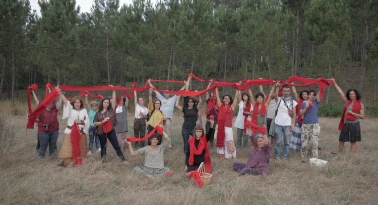 Linha Vermelha – knitting and prohibiting the exploitation of fossil fuels