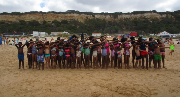 Mission: take the children of Centro 6 de Maio to the beach!
