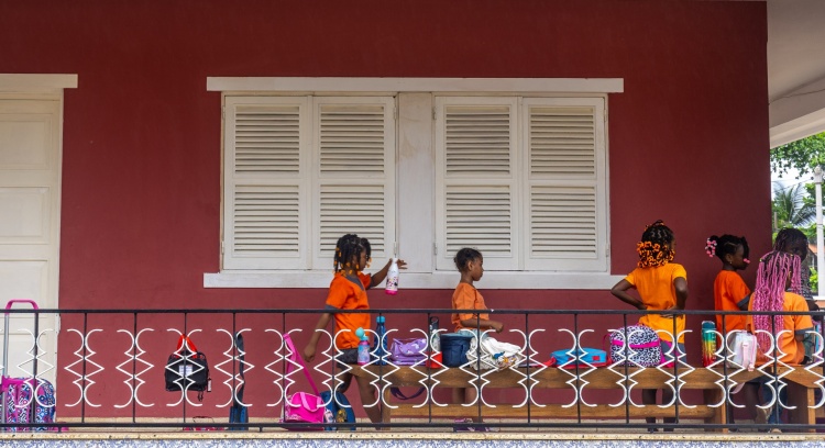 Reabilitação de biblioteca escolar em São Tomé e Príncipe