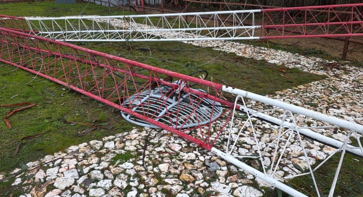 Reconstruir a torre da MundialFM após a destruição pelo mau tempo