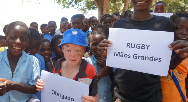 Rugby de mãos grandes: água e aulas na escola primária de Matsinho em Moçambique